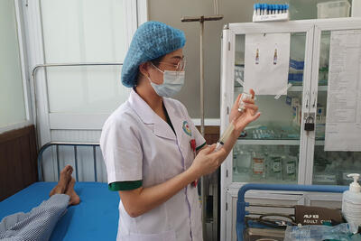 Điều dưỡng Hoàng Thị Hoà trong phần thi thực hành