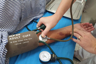 Đo huyết áp cho bệnh nhân