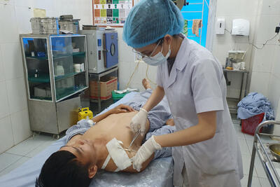 Thay băng cho bệnh nhân