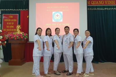 Các thí sinh Khoa khám bệnh chụp ảnh lưu niệm