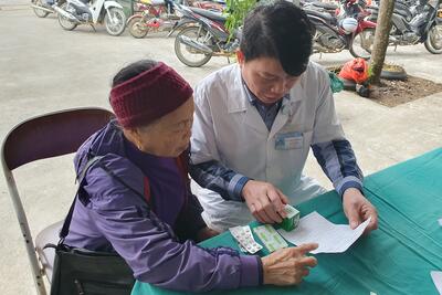 Hướng dẫn người dân uống thuốc theo đơn được kê