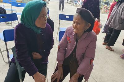 Bà con chờ đến lượt khám