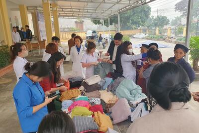 Phát quần áo miễn phí cho người dân