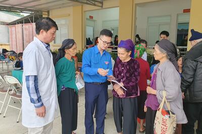 Hướng dẫn người dân uống thuốc theo đơn