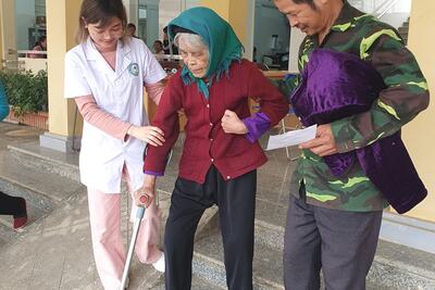 Đoàn cơ sở TTYT huyện Chiêm Hoá khám, cấp thuốc miễn phí trên địa bàn xã Tân An.