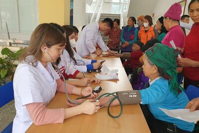 Đoàn cơ sở TTYT huyện Chiêm Hoá khám, cấp thuốc miễn phí trên địa bàn xã Tân An.